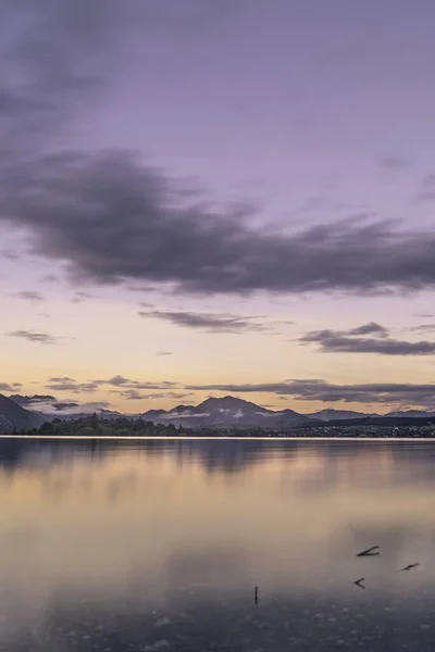 Sebuah Gambar Vertikal Dari Indah Matahari Terbenam Langit Atas Danau — Stok Foto