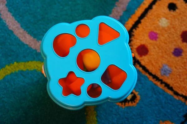 Juguete Azul Para Niños Con Varias Aberturas Sobre Una Alfombra — Foto de Stock
