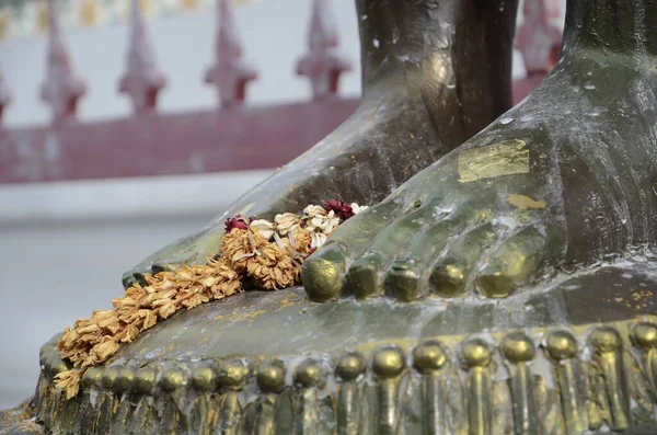 Zbliżenie Ujęcia Stóp Posągu Girlandy Kwiatowej Pomiędzy — Zdjęcie stockowe
