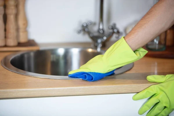 Eine Nahaufnahme Einer Person Die Die Küchenspüle Mit Handschuhen Desinfiziert — Stockfoto
