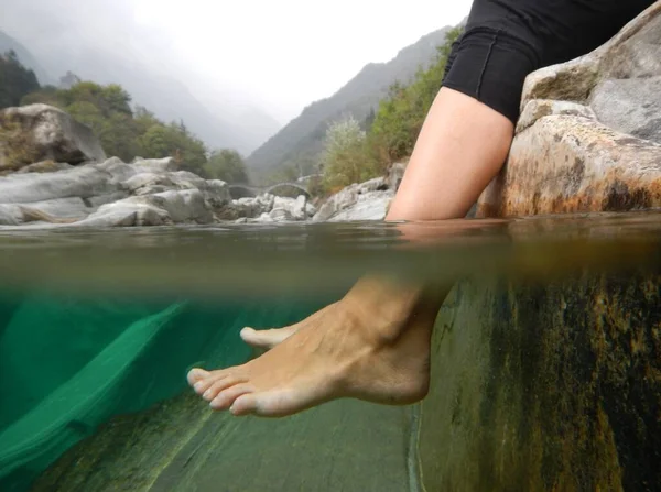 Primer Plano Los Pies Bajo Agua Río Con Montañas Ticino — Foto de Stock