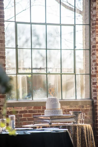 一张漂亮的白色结婚蛋糕的垂直照片 上面有一个H形的顶盖 — 图库照片
