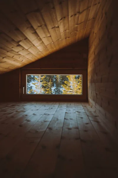 Vue Verticale Grenier Confortable Avec Une Fenêtre Donnant Sur Une — Photo