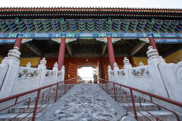 中国の建築物につながる階段の低角度ショット — ストック写真