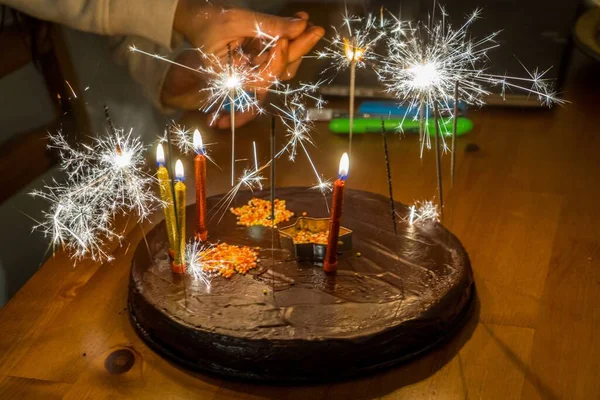 Eine Selektive Fokusaufnahme Eines Köstlichen Schokoladenkuchens Mit Funkelnden Kerzen Und — Stockfoto