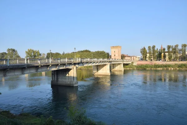 Pont Sur Rivière Adda Pizzighettone Entouré Verdure Sous Lumière Soleil — Photo