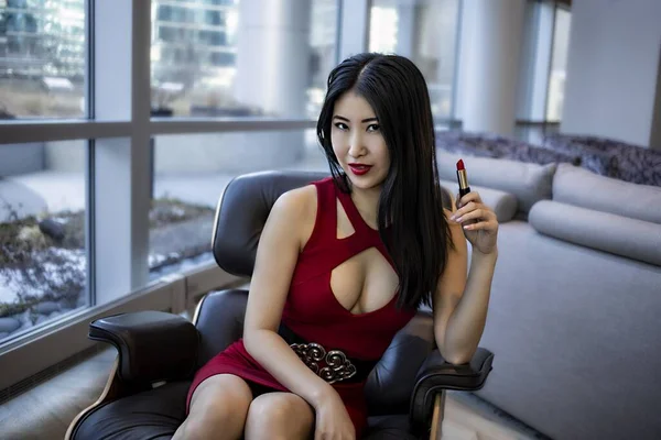 Гарненька Китайська Жінка Модель Вдягнена Модне Червоне Вбрання Вона Починає — стокове фото
