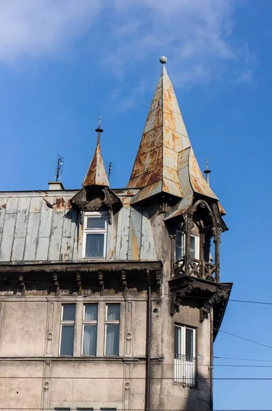 Eine Vertikale Aufnahme Eines Alten Gebäudes Mit Turm — Stockfoto
