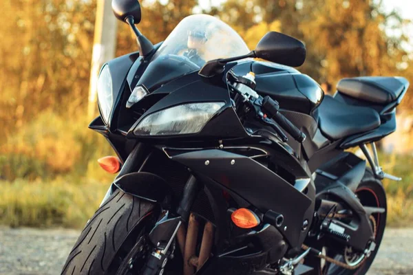 Moto Deportiva Negro Aparcado Carretera Con Los Árboles Fondo — Foto de Stock