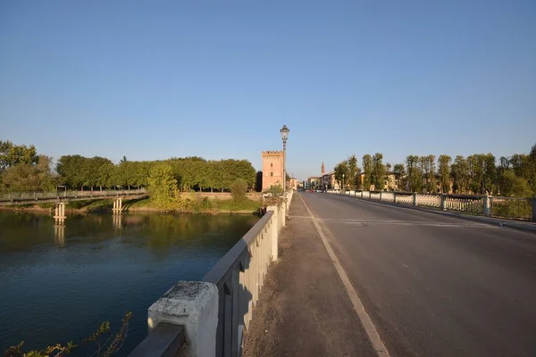 Most Přes Řeku Adda Obklopený Stromy Budovami Pod Slunečním Světlem — Stock fotografie