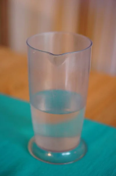 Plan Vertical Verre Eau Sur Table — Photo