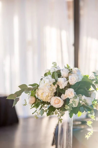 Vertikal Närbild Elegant Bröllop Bukett Med Vackra Vita Rosor — Stockfoto