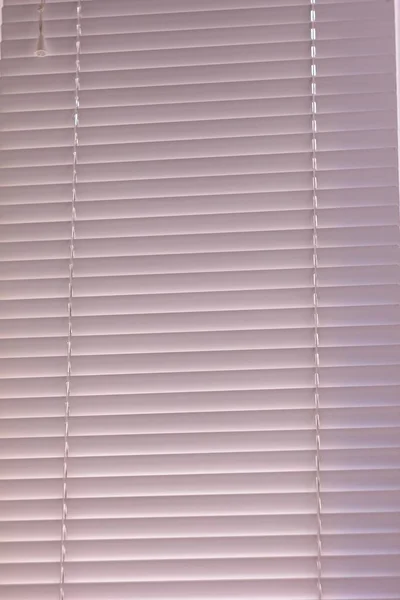 部屋の窓の白いジャルージー — ストック写真