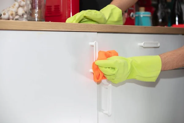 Eine Nahaufnahme Einer Person Mit Handschuhen Beim Putzen Der Küchenschränke — Stockfoto