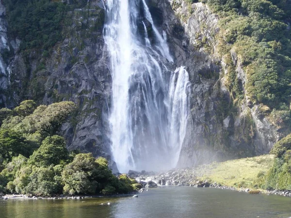 Ett Vackert Landskap Ett Mäktigt Vattenfall Nya Zeeland Fjordar — Stockfoto