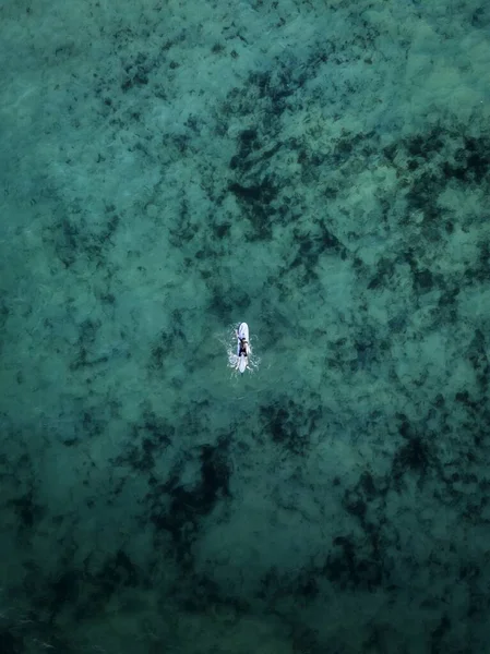 청록색 바다에서 파도타기를 사람의 수직높은 — 스톡 사진