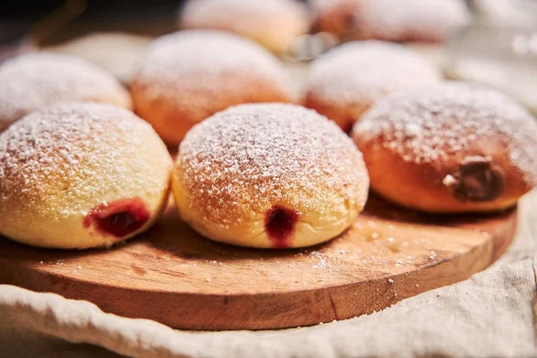 Bolyhos Fánkok Közelsége Lekvárral Töltve Egy Tálcán Asztalon Lámpák Alatt — Stock Fotó