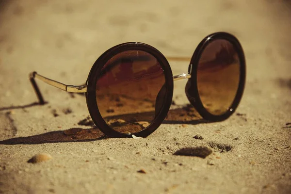 Gros Plan Lunettes Soleil Sur Sable — Photo