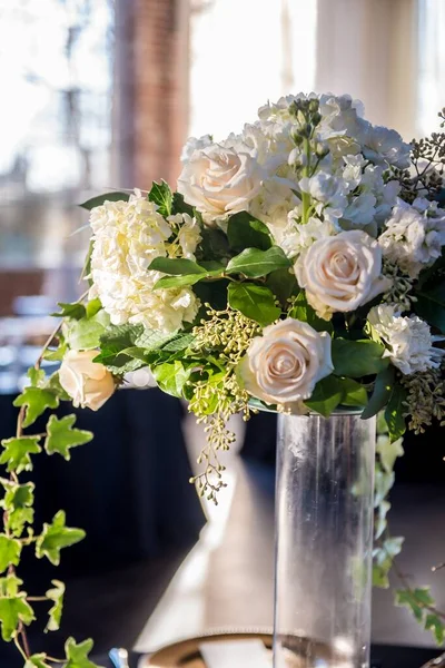 Вертикальный Крупным Планом Красивый Свадебный Букет Великолепными Белыми Розами — стоковое фото