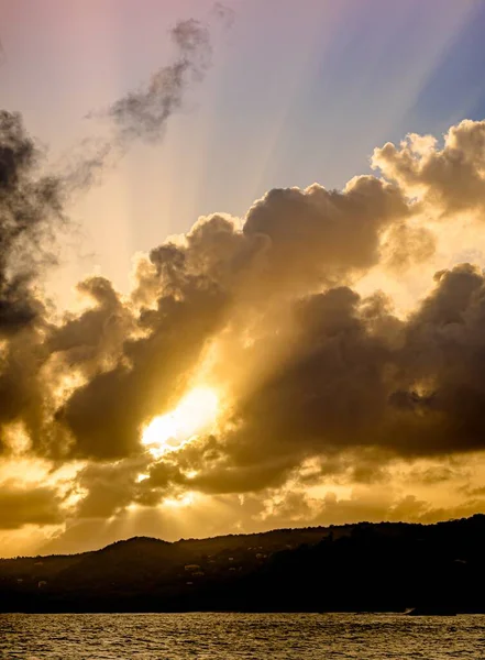 Ein Atemberaubender Sonnenuntergang Wolkenverhangenen Goldenen Himmel — Stockfoto