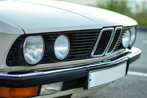 Primo Piano Dei Fari Rotondi Auto Epoca Bianca — Foto Stock