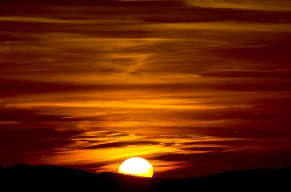 이탈리아 투스카니에서 하늘을 태양을 반쯤쪼이는 아름다운 석양을 — 스톡 사진