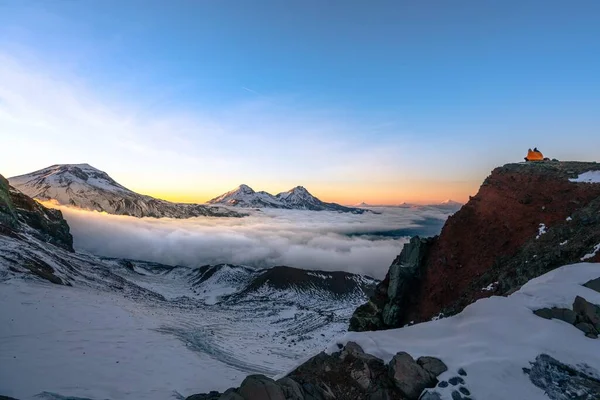 Uma Bela Paisagem Altas Montanhas Rochosas Cobertas Neve Sob Céu — Fotografia de Stock