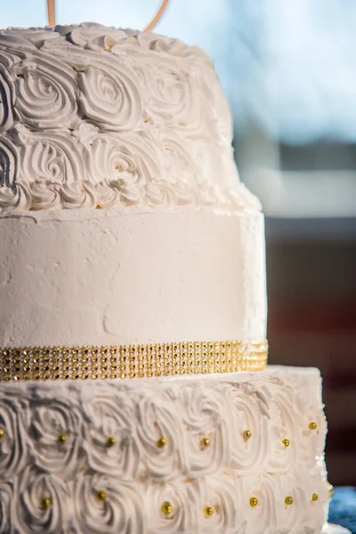 Вертикальный Крупный План Красивого Белого Свадебного Торта Цветочными Узорами — стоковое фото