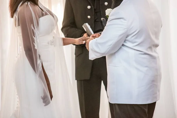 Primer Plano Ceremonia Boda Hombre Caucásico Una Mujer Afroamericana — Foto de Stock