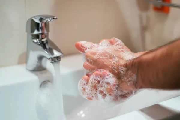 Nahaufnahme Einer Person Die Sich Waschbecken Die Hände Mit Seife — Stockfoto