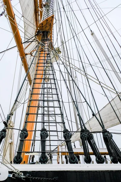Vertical Shot Sailing Ship Lot Wires Clear Sky — Stock Photo, Image
