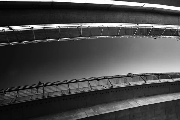 Низкоугольная Серая Шкала Бетонного Моста Солнечным Светом Днем — стоковое фото