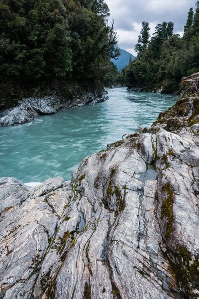 Ein Vertikales Bild Eines Flusses Umgeben Von Felsen Und Grün — Stockfoto