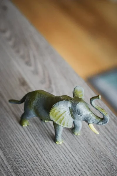 Egy Elefánt Figura Függőleges Képe Egy Felületen — Stock Fotó