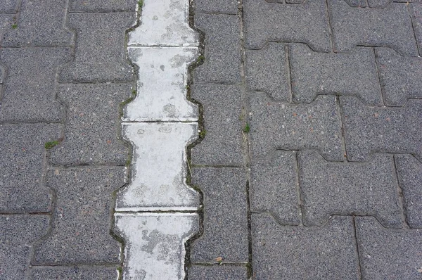 Ein Kopfsteinpflasterweg Mit Mustern Und Einer Weißen Linie — Stockfoto
