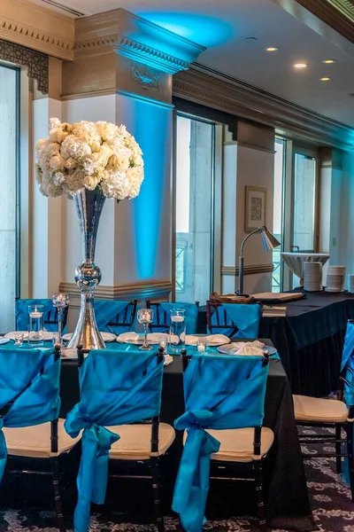 青と白の色でエレガントなテーブル設定のホールの垂直ショット — ストック写真