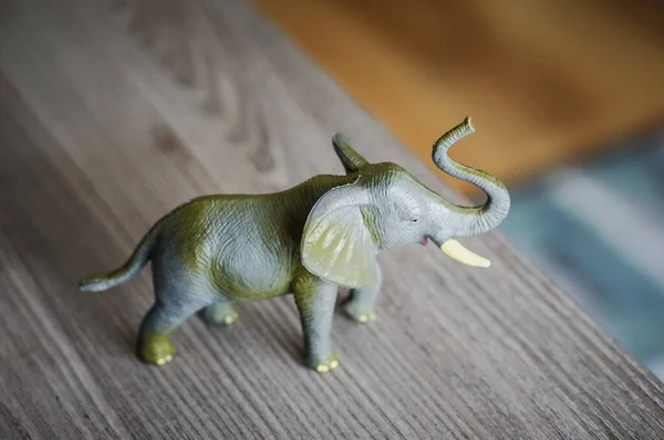 Egy Közelkép Egy Szürke Műanyag Elefánt Játékról Asztalon — Stock Fotó