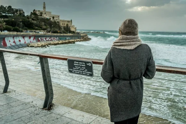 Seorang Wanita Berdiri Pantai Dan Melihat Laut — Stok Foto