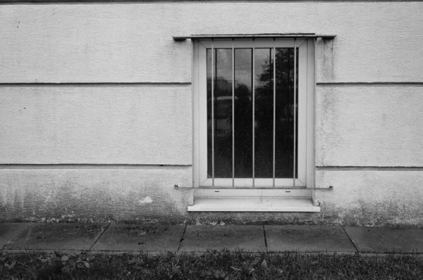 Ein Fenster Mit Metallrahmen Einem Gebäude Aus Weißen Steinen — Stockfoto