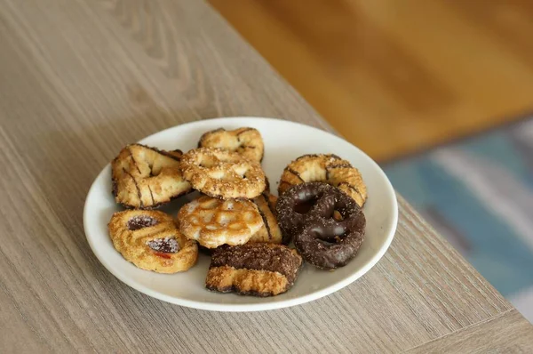 Varias Galletas Una Lado Otra Plato — Foto de Stock