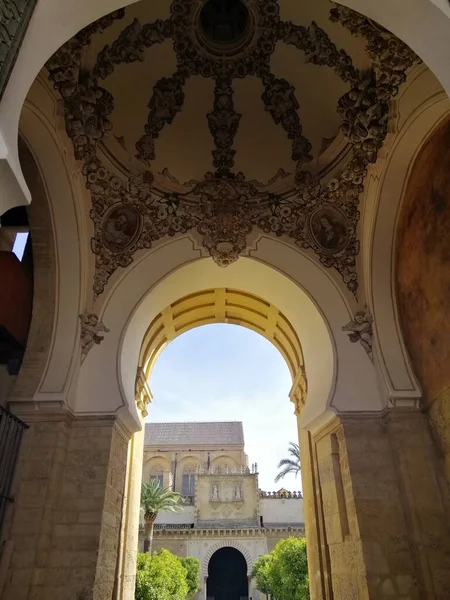 西班牙科尔多瓦一座历史性建筑的拱门垂直低角拍摄 — 图库照片