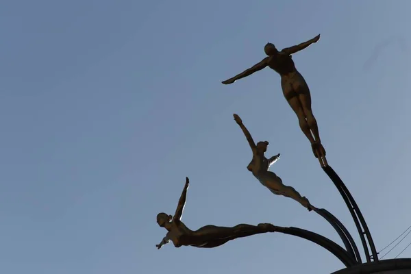 Low Angle Closeup Shot Women Statues Doing Gymnastics Blue Sky — Stock Photo, Image