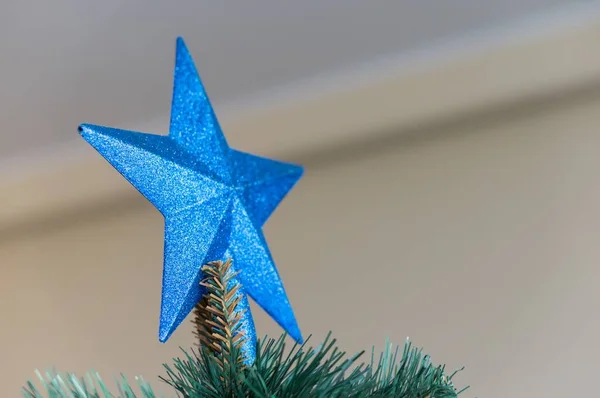 Niebieska Gwiazda Umieszczona Szczycie Jodły Podczas Bożego Narodzenia — Zdjęcie stockowe