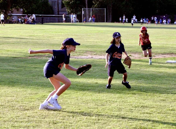 Memphis Zjednoczone Państwa Czerwca 2006 Dziewczyny Softball Gracze Czekają Piłkę — Zdjęcie stockowe