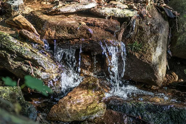 Closeup Small Waterfall Surrounded Rocks Sunlight Daytime — Stock Photo, Image