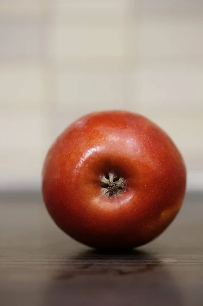 Een Verticaal Shot Van Een Rode Appel Een Houten Ondergrond — Stockfoto