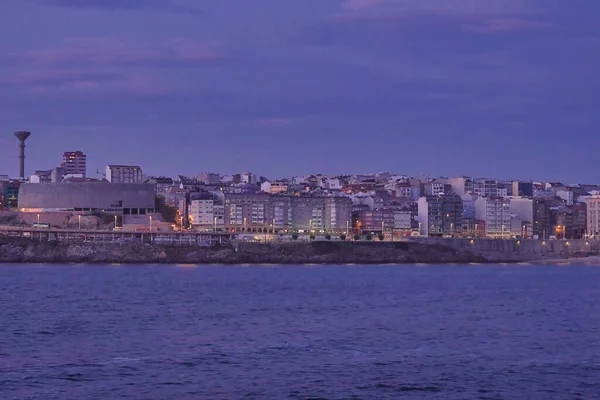 Ett Landskap Havet Omgivet Byggnader Kvällen Coruna Spanien — Stockfoto