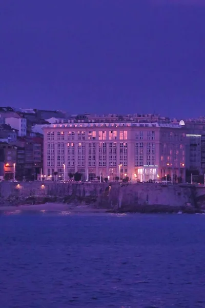 Une Image Verticale Bâtiments Résidentiels Près Mer Soir Coruna Espagne — Photo