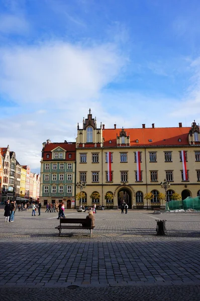 Wrocław Polska Listopada 2013 Siedzący Spacerujący Ludzie Pobliżu Nowego Ratusza — Zdjęcie stockowe