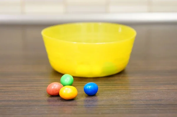 그릇에 색상의 초콜릿 — 스톡 사진